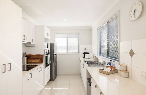 Rocklea Apartment | Private Rocklea 2BR | Parking | Kitchen | 119D2