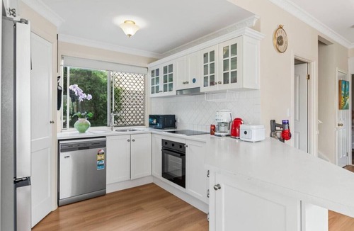 Springfield Lakes House | Private Room in Springfield | Parking