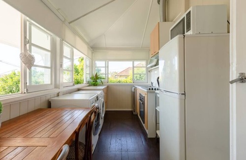 Annerley Apartment | Quaint & Cosy 1 Bedroom Apartment in Queenslander.