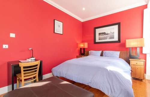 Sao Jorge de Arroios Cabin | Quarto 4 · Double Bedroom Cozy Wi-fi & Subway - Arroios