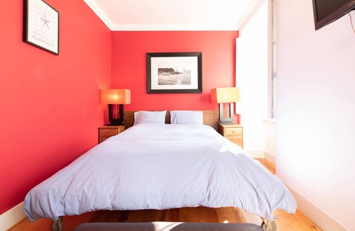 Sao Jorge de Arroios Cabin | Quarto 4 · Double Bedroom Cozy Wi-fi & Subway - Arroios