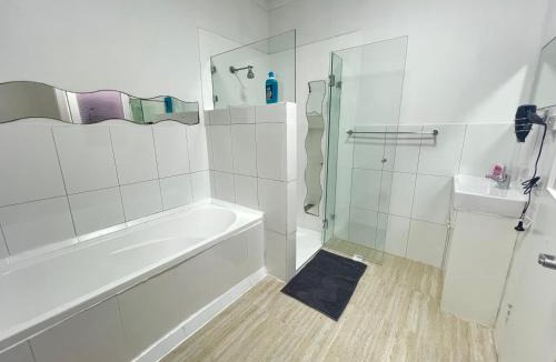 Lidcombe House | Queen Room with Air Conditioning, Train Station - LD4