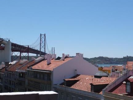 Santo Amaro Apartment | Quiet and Sunny central Lisbon apartment