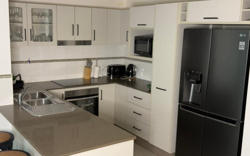 North Ward Apartment | Quiet and tropical 3 bedroom holiday unit within walking distance to the Strand and Stadium -non smoking property-