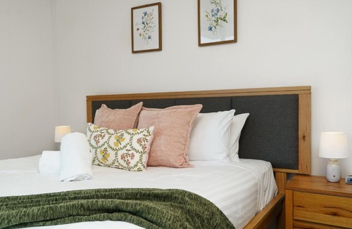 Dickson Apartment | Quiet Modern 1BR with Private Balcony - Hosted by Canstay