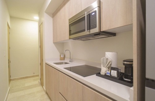 Downtown Hotel | Refresh & Unwind – 3 Prime Suites w/Modern Touches Near City Life