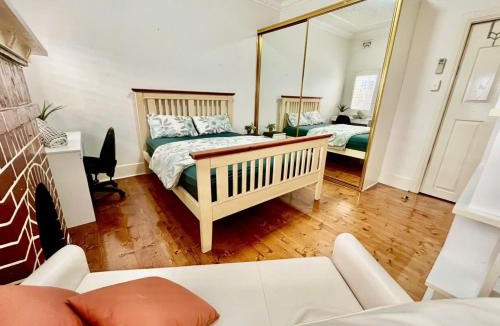 Brighton-le-Sands House | Relaxed Cosy Beach Room Close to Airport