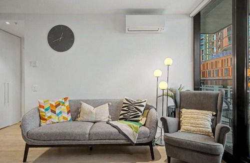 Docklands Apartment | Relaxing Riverfront Retreat with Study with Pool Gym