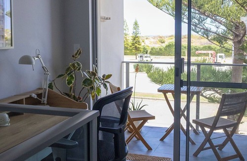Secret Harbour House | Relaxing three bedroom Beach House on the coast. Close to cafes and golf course.