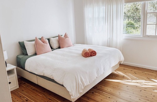 Merewether Heights House | Renovated Treetop Cottage only 5 minutes from Merewether Beach