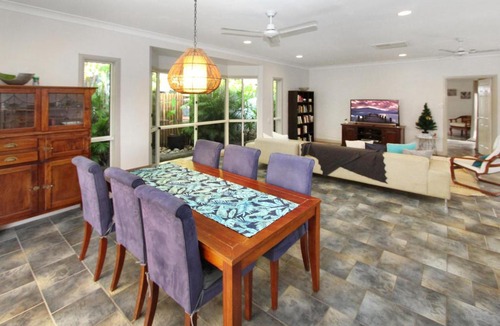 Picnic Bay House | Resort feel in Picnic Bay - free wifi, air-conditioning, golf, beach!