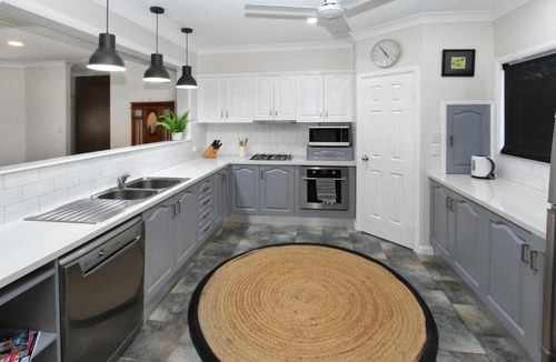 Picnic Bay House | Resort feel in Picnic Bay - free wifi, air-conditioning, golf, beach!