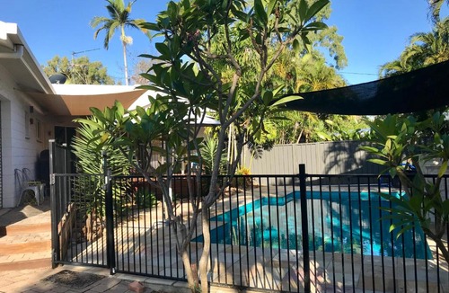 Picnic Bay House | Resort feel in Picnic Bay - free wifi, air-conditioning, golf, beach!
