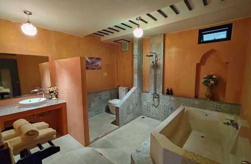 Chumphon Hotel | Retro Box Hotel