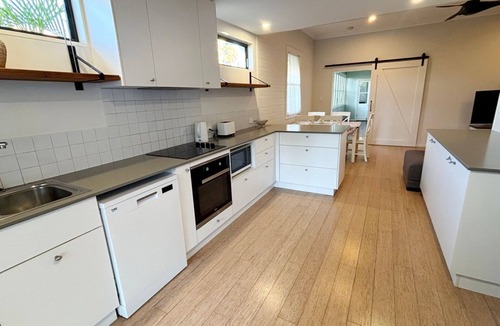 South West Rocks Cottage | Rockleigh - walk to the beach