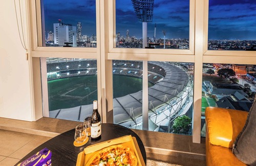 Woolloongabba Apartment | Rooftop Pool 1BR at the Gabba with City Views