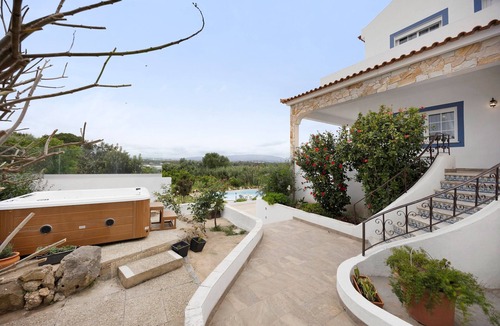 Montes de Alvor Apartment | Room 'Refúgio - Standard' with Shared Pool, Wi-Fi and Air Conditioning