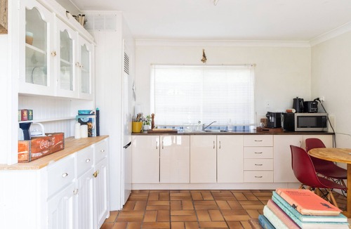Umina Beach Apartment | Rustic, cosy one bedroom guesthouse. Just a short walk to Umina Beach!