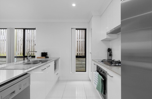 Pimpama House | Scandi Calm - Sleek 1BD Duplex near Everything