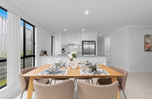 Pimpama House | Scandi Calm - Sleek 1BD Duplex near Everything