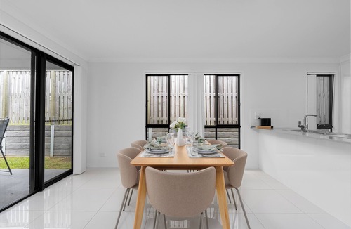 Pimpama House | Scandi Calm - Sleek 1BD Duplex near Everything
