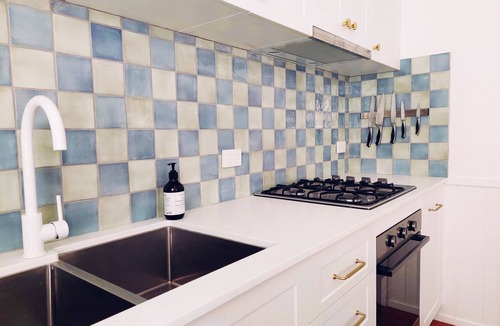 Currarong Cottage | SEA Cottage- 1 min walk to Currarong Beach. 1950s coastal charm