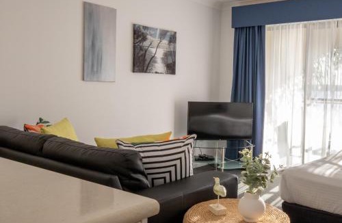 Batehaven Apartment | Seafront Getaway Studio, Great Location with Pool
