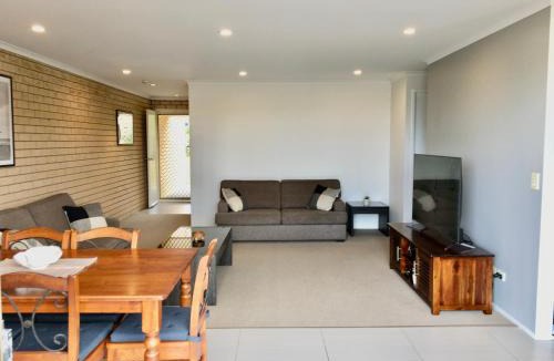 Alexandra Headland Apartment | SeascapeatAlexBeach Budget Accomodation