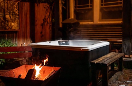 Leura Cabin | Secluded Rustic Charm: Buttercup Oasis with Hot Tub