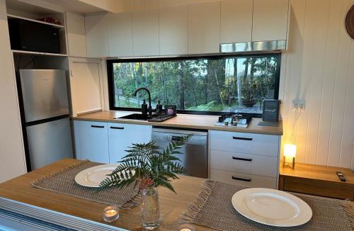 Peachester Apartment | Secluded Tiny House with amazing views Wild100 BnB