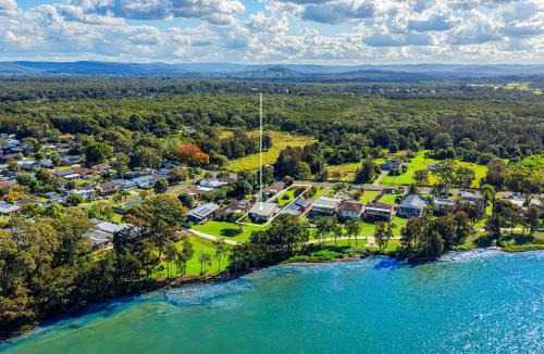 Tuggerawong House | Serenity by the Lake