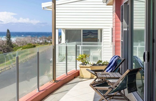 Yamba Apartment | Shadows Suite - Oceanstays- Oceanfront- Pet Friendly