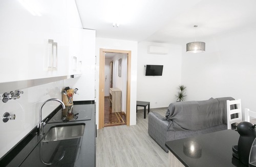 Santa Engracia Apartment | Sharpest Apartment, Wifi, Balcony, AC