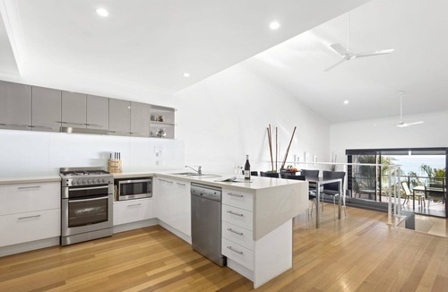 Hamilton Island Apartment | Shorelines 23 Hamilton Island - oceanviews, golf buggy and transfers