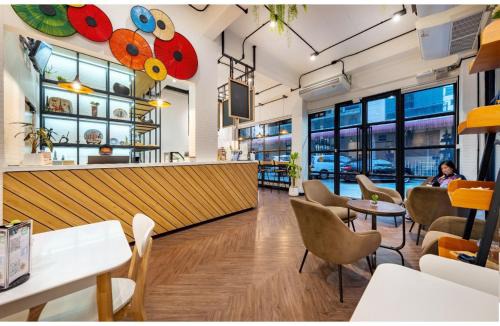 Wang Burapha Phirom Hostel | Siam Subway Hostel and Café
