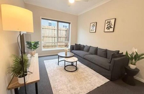Griffin House | Silky Oak Stay - Brand New House in Griffin - Holiday Home