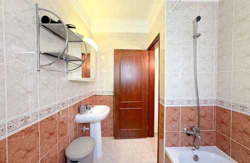 Espiche Apartment | Simple Beach Lovers' Retreat in Espiche