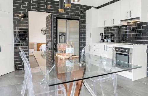 Bayview Heights Apartment | Sky High Peaceful Jacuzzi Panorama