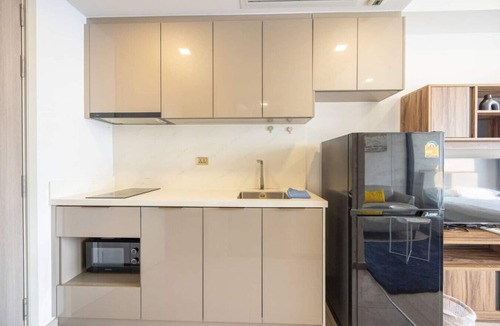 Rama 9 Apartment | Skyline Studio w/Balcony, Pool, Gym &5m to MRT