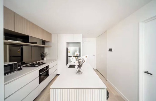 Brisbane Apartment | Skyscraper Cinema - Dream a thousand city lights