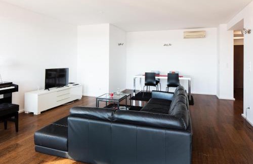 Cidade Universitaria Apartment | Skyscraper Riverview Lisbon with Indoor Pool