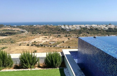 Cerro de Aguia Villa | Sleek and Dramatic Algarve Villa Overlooking the Ocean