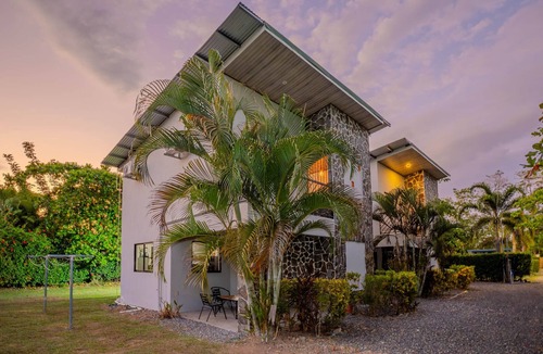 Parrita House | Sleep 6-3 bedrooms-1.5 bathrooms-private pool-5 min drive to beach-paved road-easy access