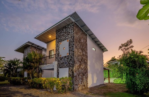 Parrita House | Sleep 6-3 bedrooms-1.5 bathrooms-private pool-5 min drive to beach-paved road-easy access