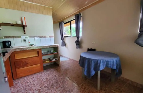 La Fortuna Apartment | Sleeps 2 - Studio Apart.- AC - Hot water - Kitchenette - Pool