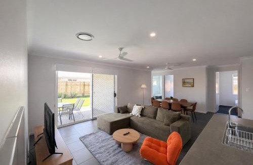 Warner House | Solara Retreat - Modern 4BR Home with Backyard