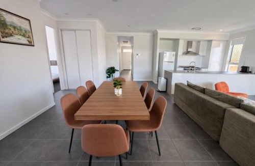 Warner House | Solara Retreat - Modern 4BR Home with Backyard