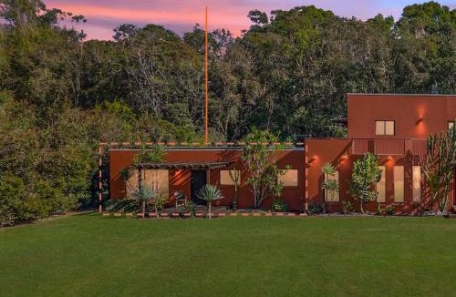 Twin Waters House | Solterra- Luxury 25m Pool, Spa & Private Acreage Mudjimba - 5min Airport
