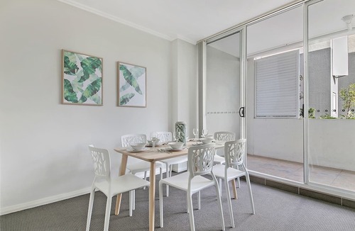 Warwick Farm Hotel | Southwest Liverpool Area 3 Beds & Parking Nwf003