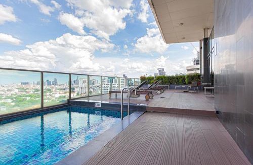 Ekkamai Apartment | Spacious 1 Bedroom Rooftop Pool BTS Thonglor